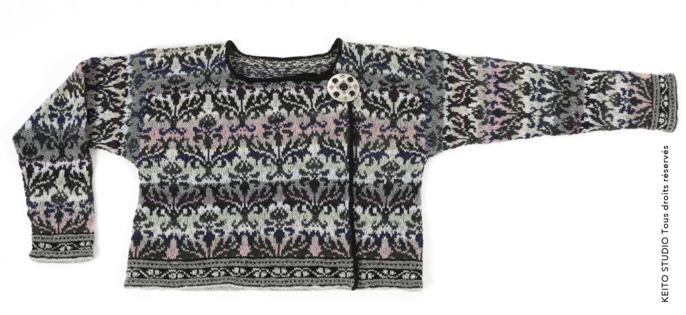 veste tricotée main avec fermeture sur le côté