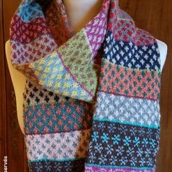 écharpe unisexe très colorée portée enroulée petits motifs nordiques