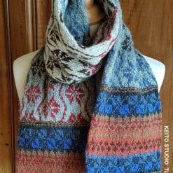 tricot jacquard beau dégradé gris en fond et carmin brun et bleus pour les motifs nordiques