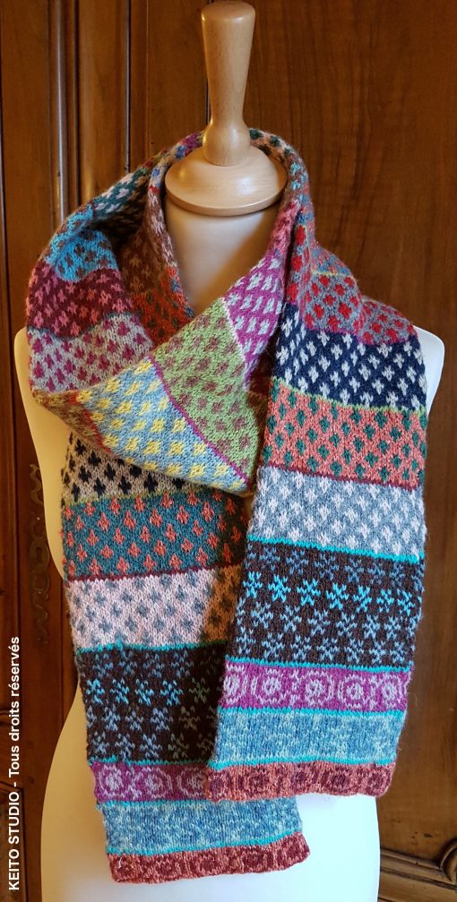 écharpe unisexe très colorée portée enroulée petits motifs nordiques