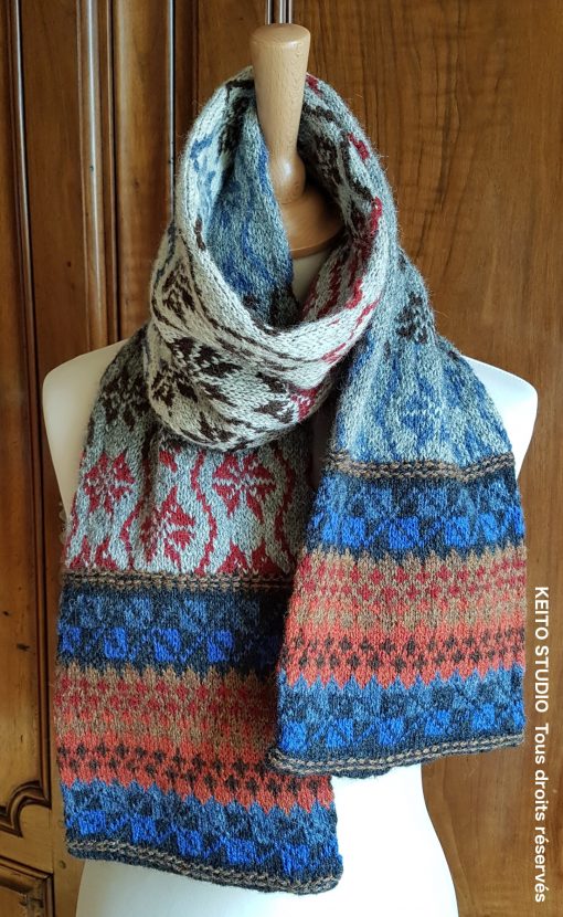 tricot jacquard beau dégradé gris en fond et carmin brun et bleus pour les motifs nordiques