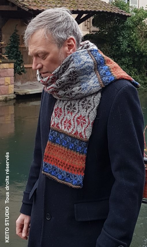 à porter sur manteau sombre belle écharpe tubulaire en tricot jacquard motifs nordiques écharpe Knut