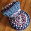 bonnet tricot en jacquard sur le dessus et la bordure en tons bleus jeans, rose et marine. Bordure doublée kit béret Ilona bleu par KEITO STUDIO