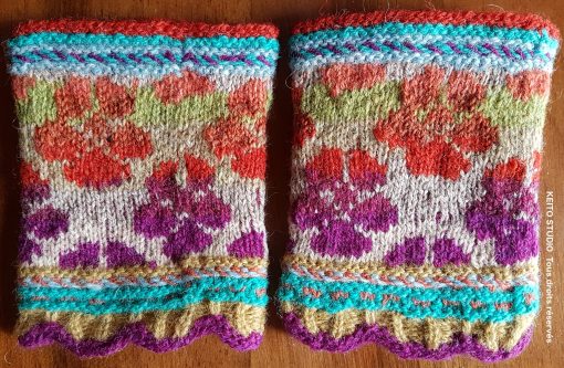 manchettes tricot jacquard balte pensées mauves et oranges sur fond beige