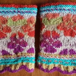 manchettes tricot jacquard balte pensées mauves et oranges sur fond beige