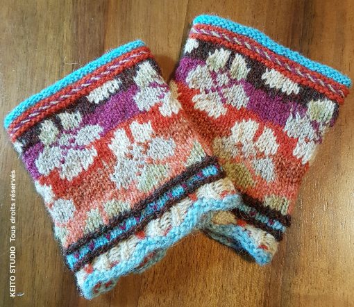 chauffe poignet en tricot jacquard en rond. Couleurs chaudes et jolie bordure ajourée