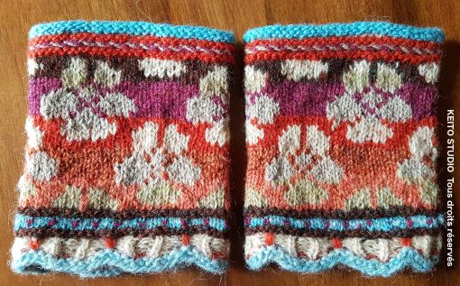 tricot jacquard sur aiguilles fines pour manchettes nordiques pensées beiges sur fond mauve et orange