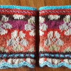tricot jacquard sur aiguilles fines pour manchettes nordiques pensées beiges sur fond mauve et orange