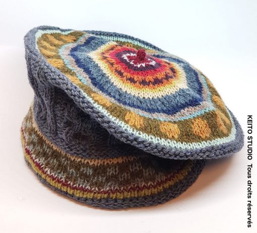béret en tricot jacquard motifs rayés sur fond bleu