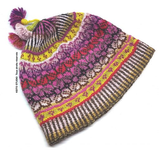 bonnet tricoté motifs estoniens avec fleurs