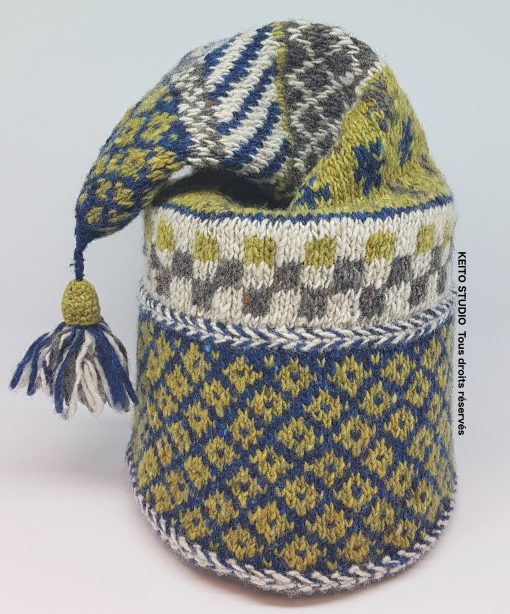 bonnet tricoté main style balte jacquard 4 couleurs