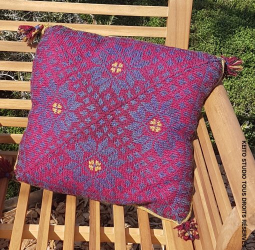 coussin tricoté main violet et rouge