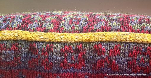 détail passepoil coussin en tricot jacquard