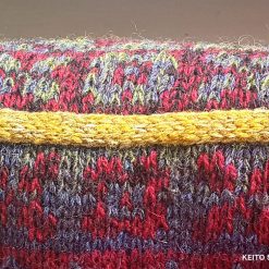 détail passepoil coussin en tricot jacquard
