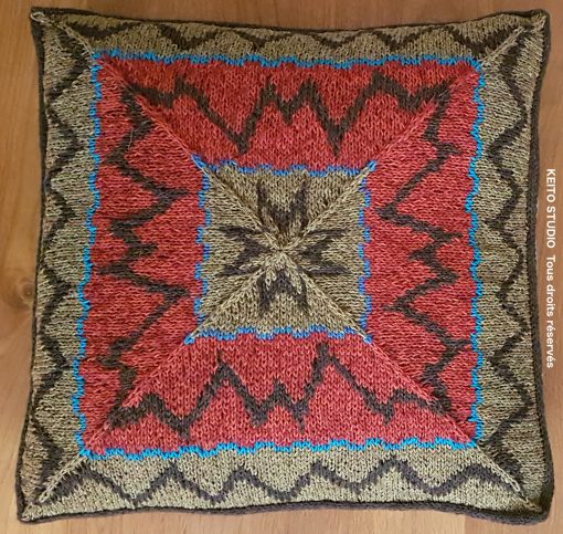 tricot coussin inspiration ethnique