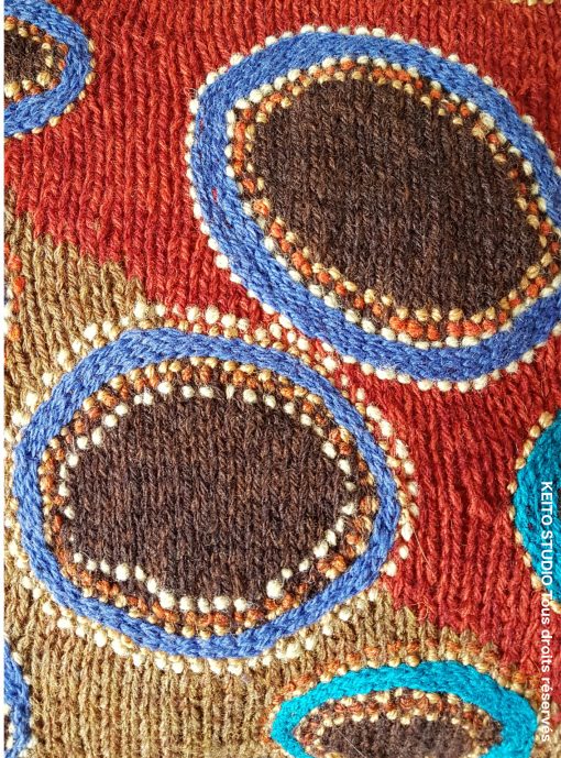 détail coussin tricot et broderie style aborigène