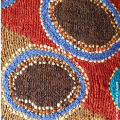 détail coussin tricot et broderie style aborigène