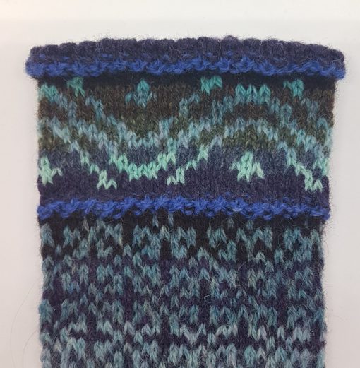 mitaine en jacquard différents bleus sur fond sombre