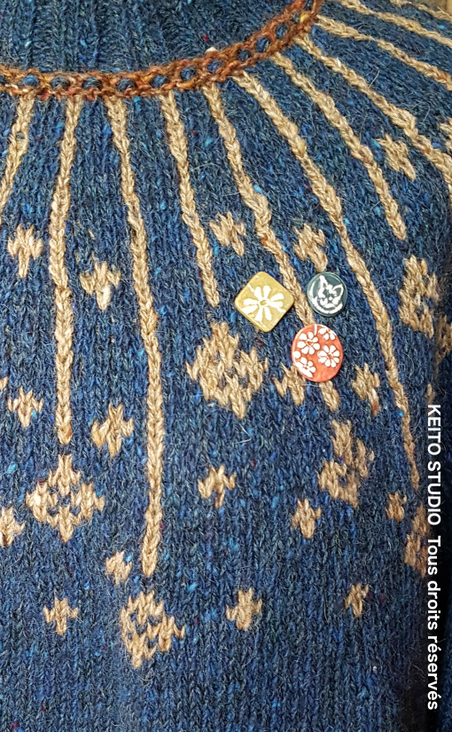 pull jacquard bleu marine et pins