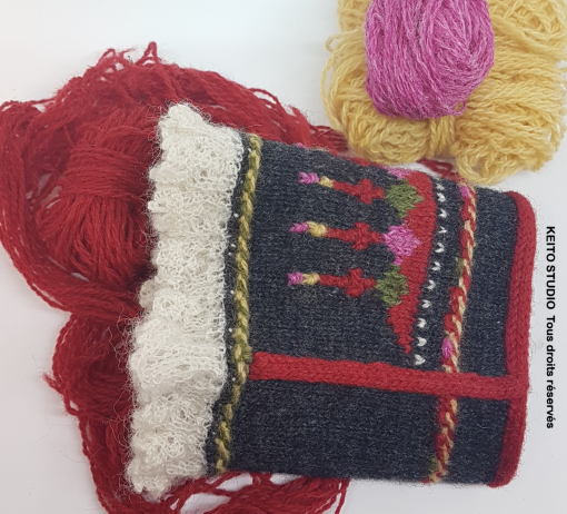 manchette style Sedestal avec bordure en dentelle tricotée