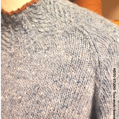 détail du col en points tressés pull raglan