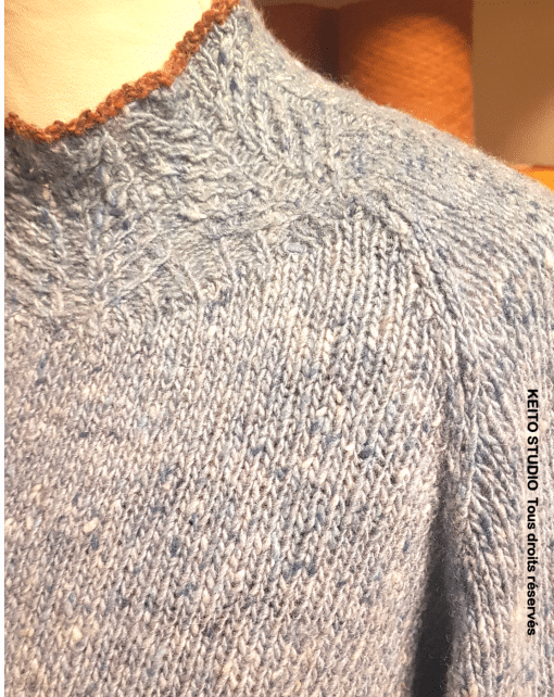détail du col en points tressés pull raglan