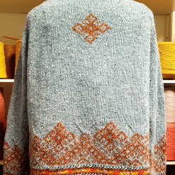 dos du pull raglan bleu avec jacquard brun / pull melina