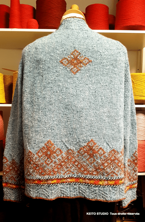 dos du pull raglan bleu avec jacquard brun / pull melina