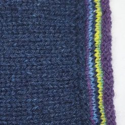 Détail de la veste bleue indigo Erika avec rayures multicolores. A tricoter en jacquard.