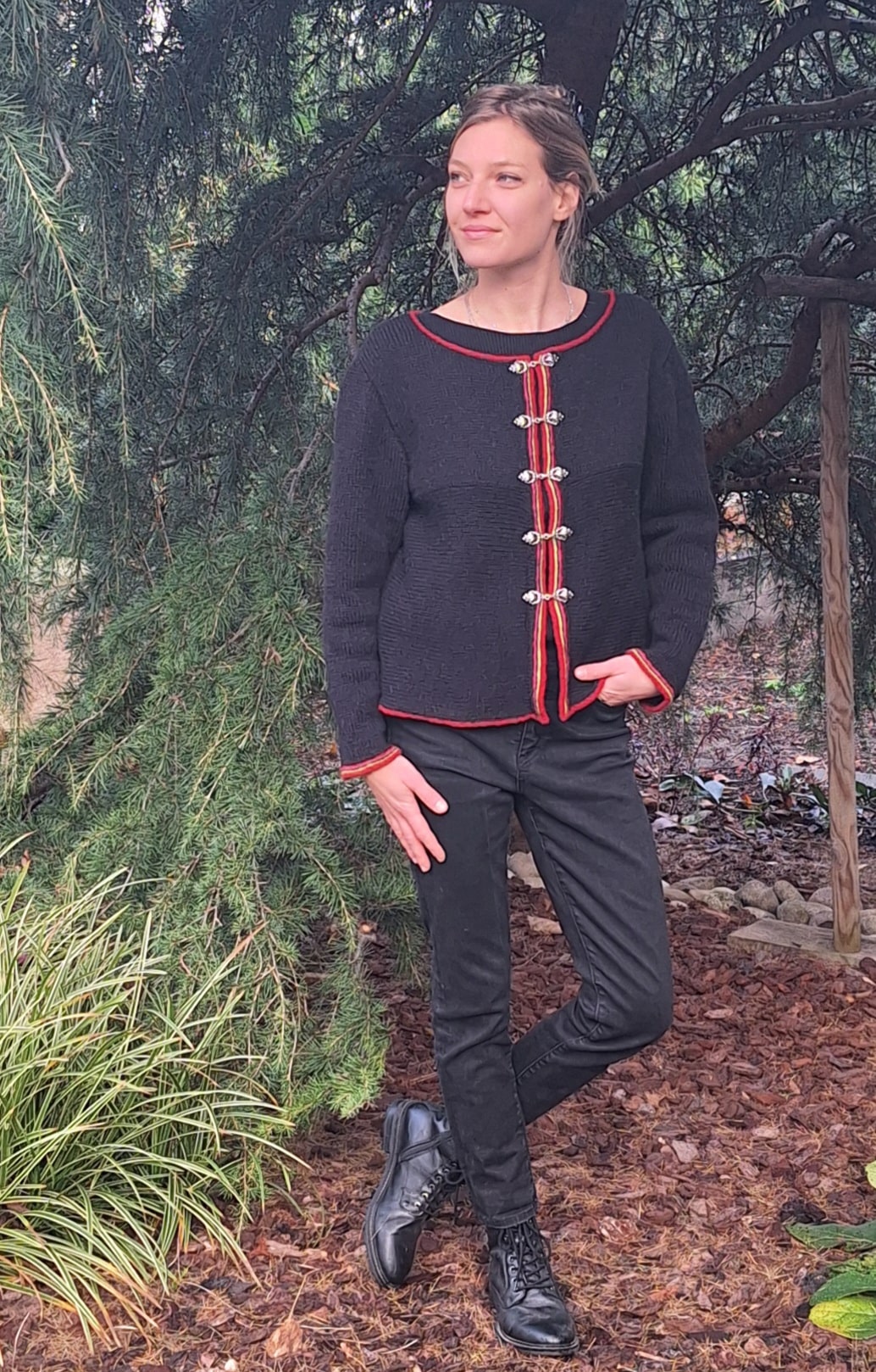 Veste jacquard noire ou bleu avec pli creux dans le dos