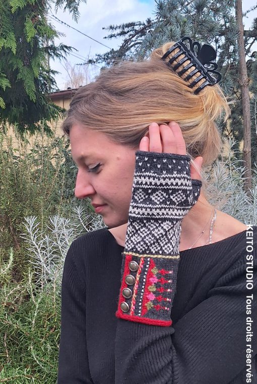 Mitaines à tricoter selon la tradition Setesdal. Très joli manchette en jacquard coloré et boutons métalliques.