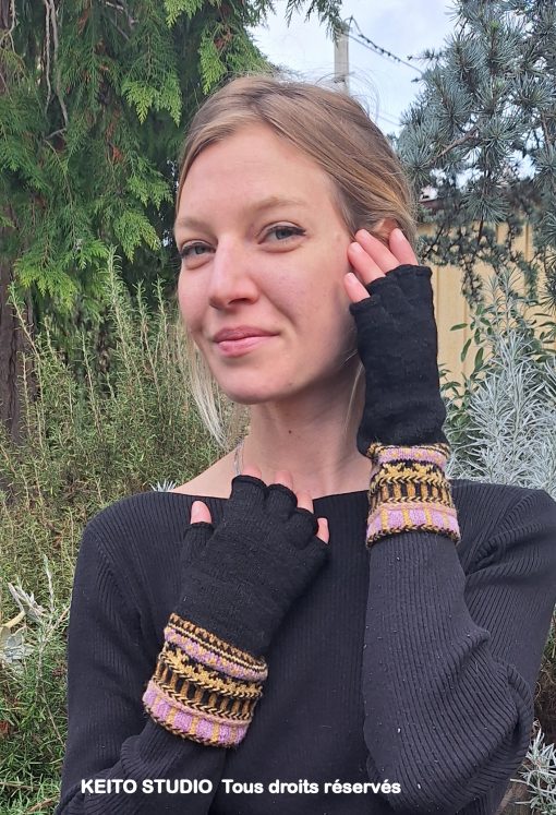 Mitaines avec doigts à tricoter en noir avec machette en jacquard jaune, noir et mauve.