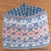 Toque en jacquard et doublée. Tons bleus et roses.